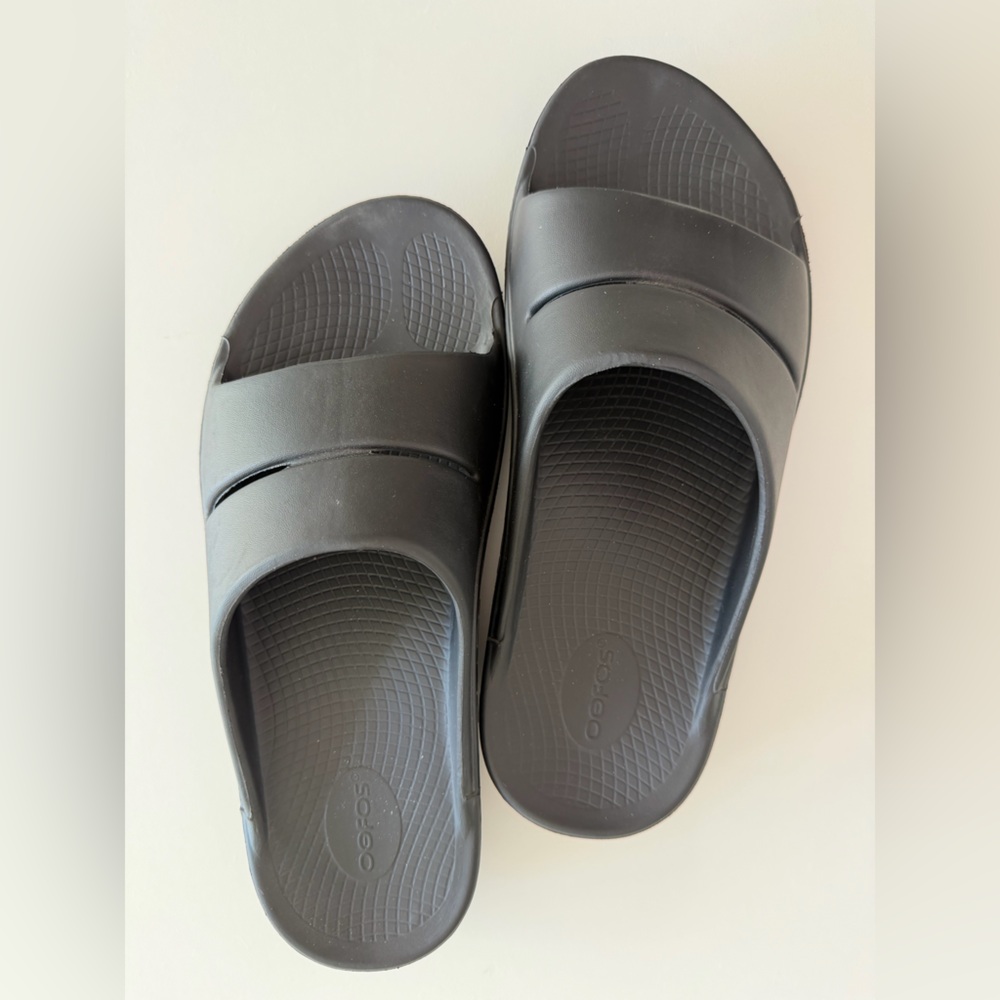 OOFOS Black Sandals Men’s or Women’s
